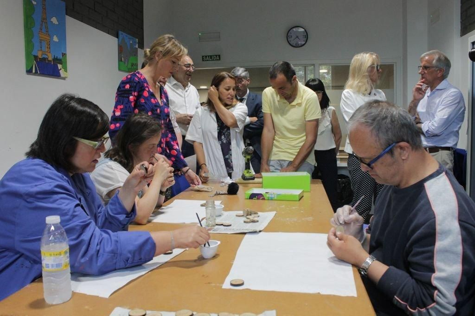 Fabiola Gómez, Corina Porro y Carlos Abal visitaron el taller de elaboración de llaveros.