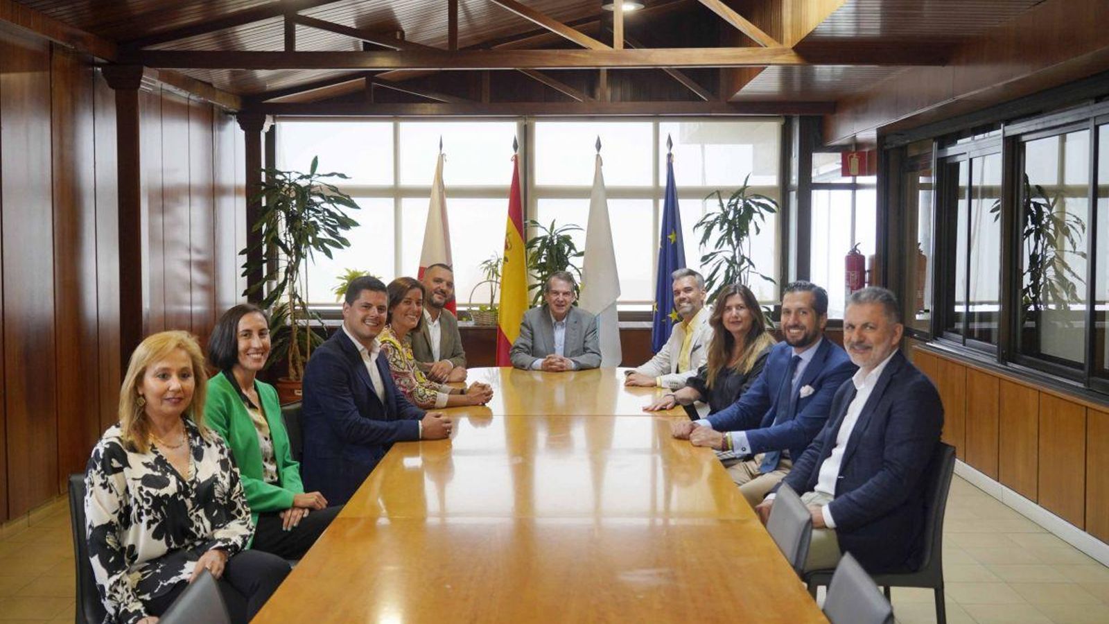 Abel Caballero, acompañado ayer de miembros de su gobierno y la Asociación de Hoteles de Vigo.