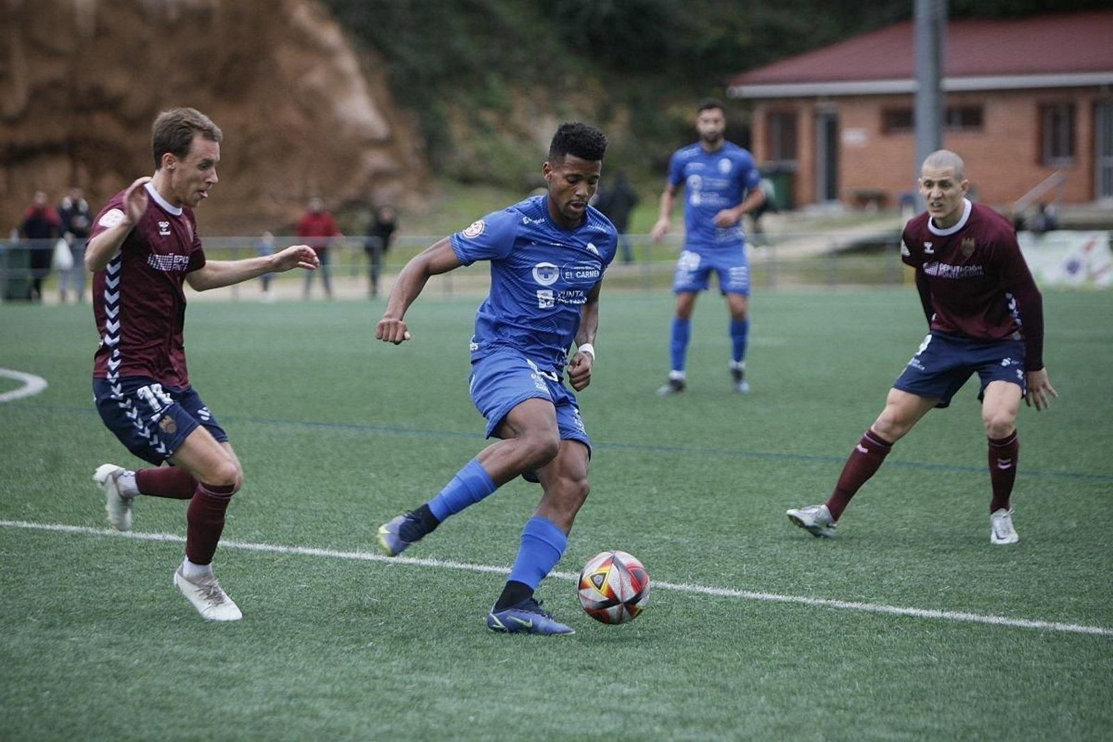 El azulón Jerin, ausente el último partido por sanción, vuelve esta tarde al once de los ourensanos.
