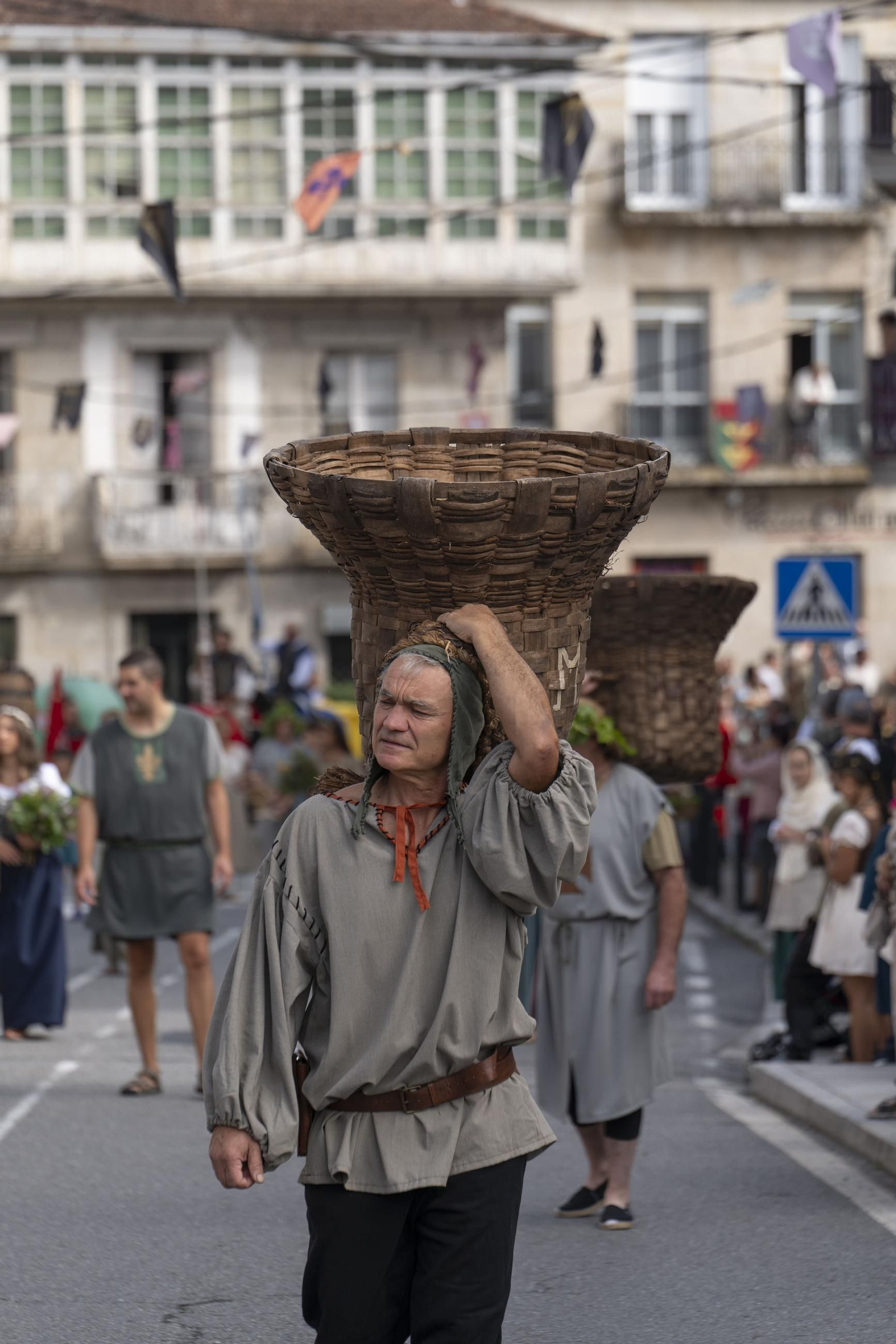 Galería | Reyes, clero, doncellas y caballeros desfilan por las calles de Ribadavia en la Festa da Istoria