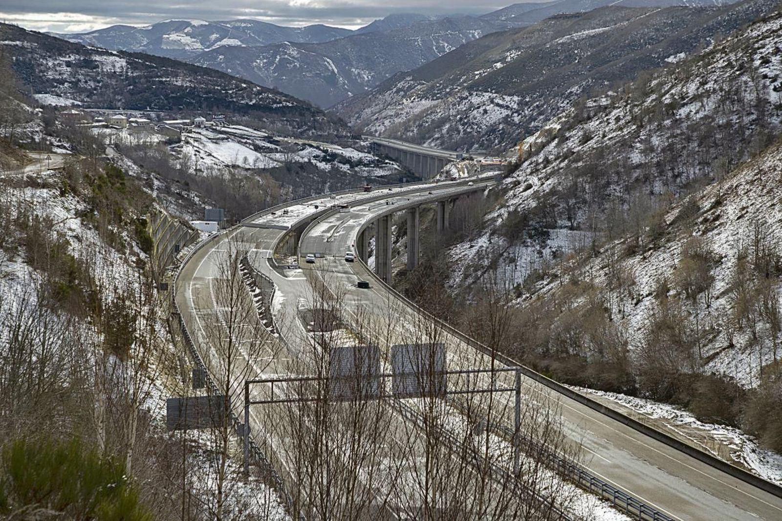 Uno de los dos tramos del viaducto desplomado en el A-6.