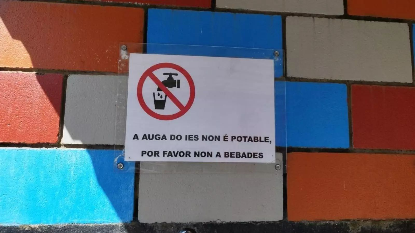 Un cartel pidiendo no beber agua en el IES de Beade, ante un episodio similar.