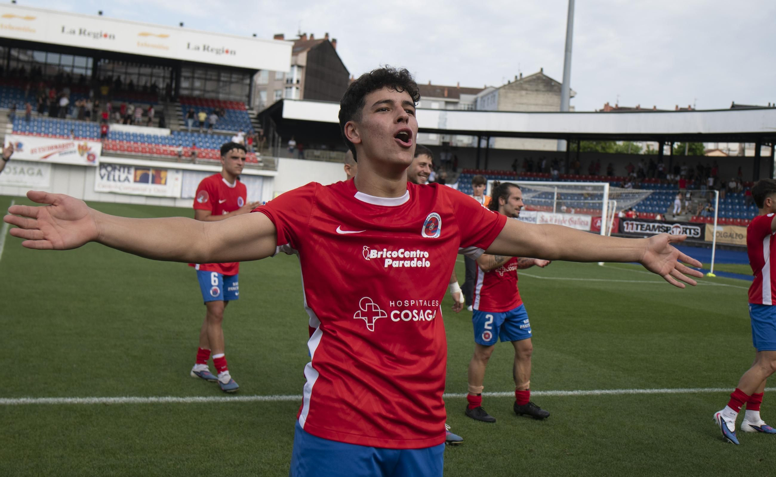 Galería | La UD Ourense quiere llegar a Primera Federación y la afición se vuelca con el equipo en O Couto