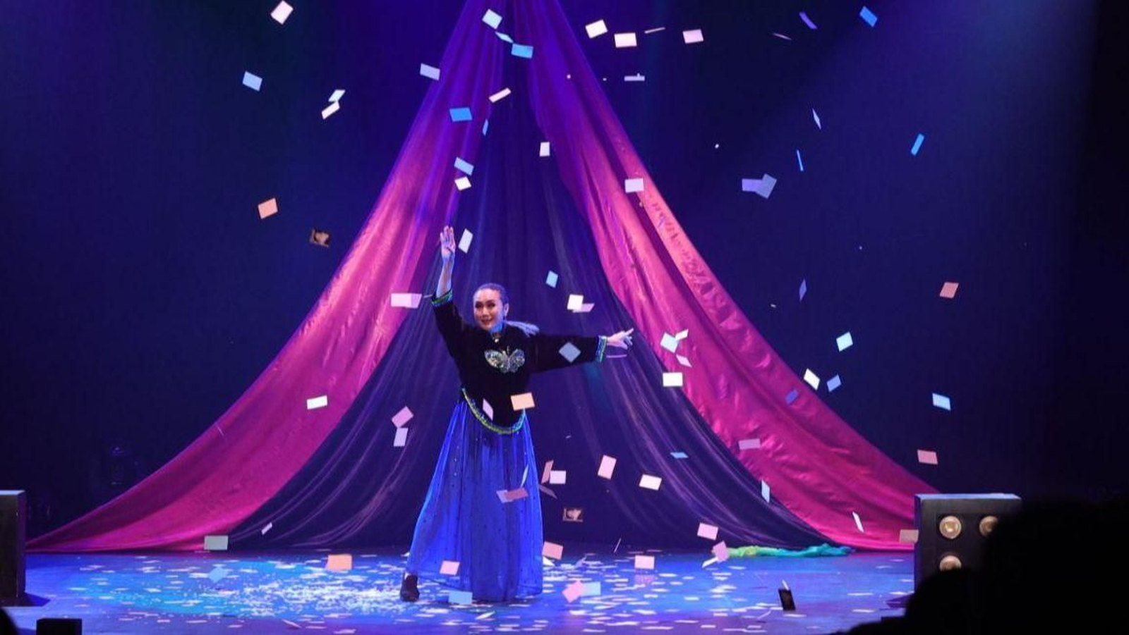 La maga Juliana Chen, en un momento de su actuación, ayer, en el Teatro Afundación.