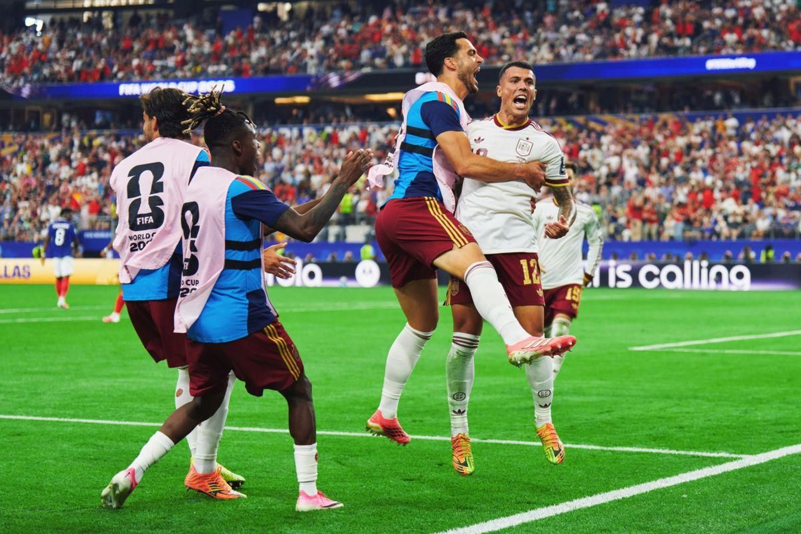 Los jugadores españoles celebran el segundo gol frente a Francia, obra de   Pedro Porro.