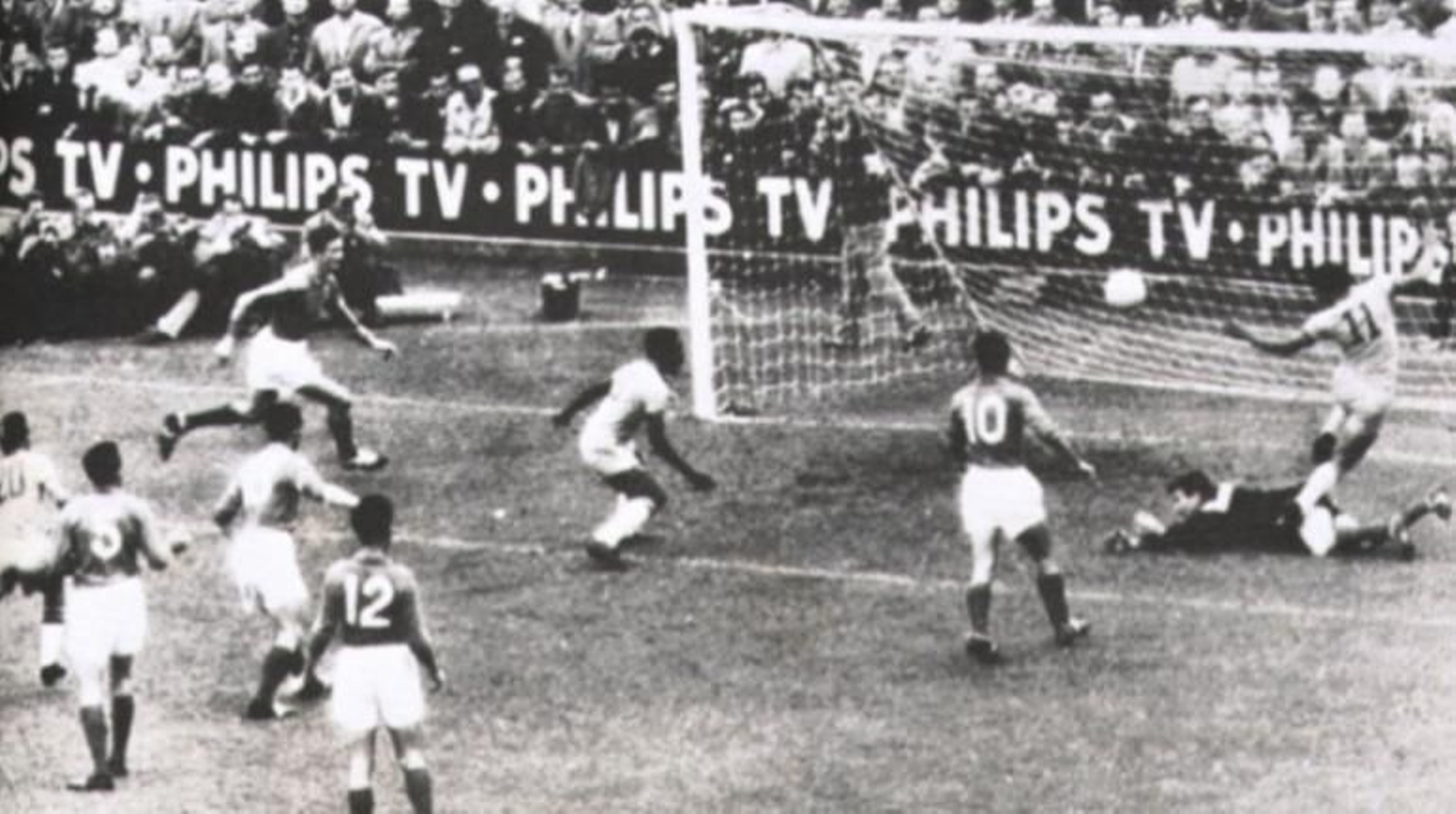 Pelé marcando el gol contra Gales en 1958.