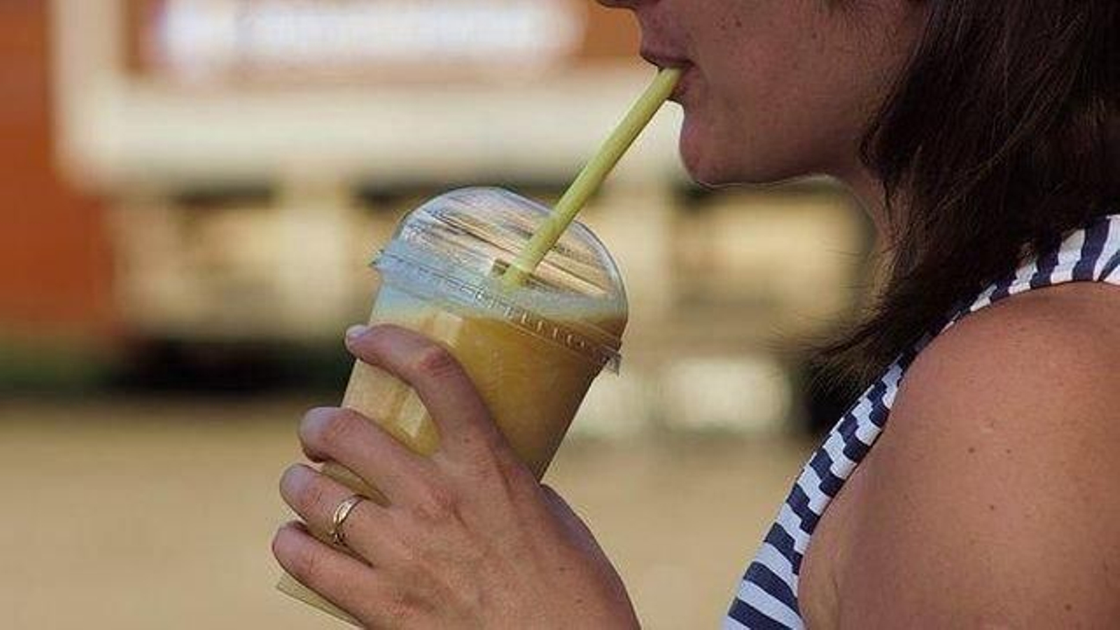 Una mujer toma uno de los denominados batidos proteicos.