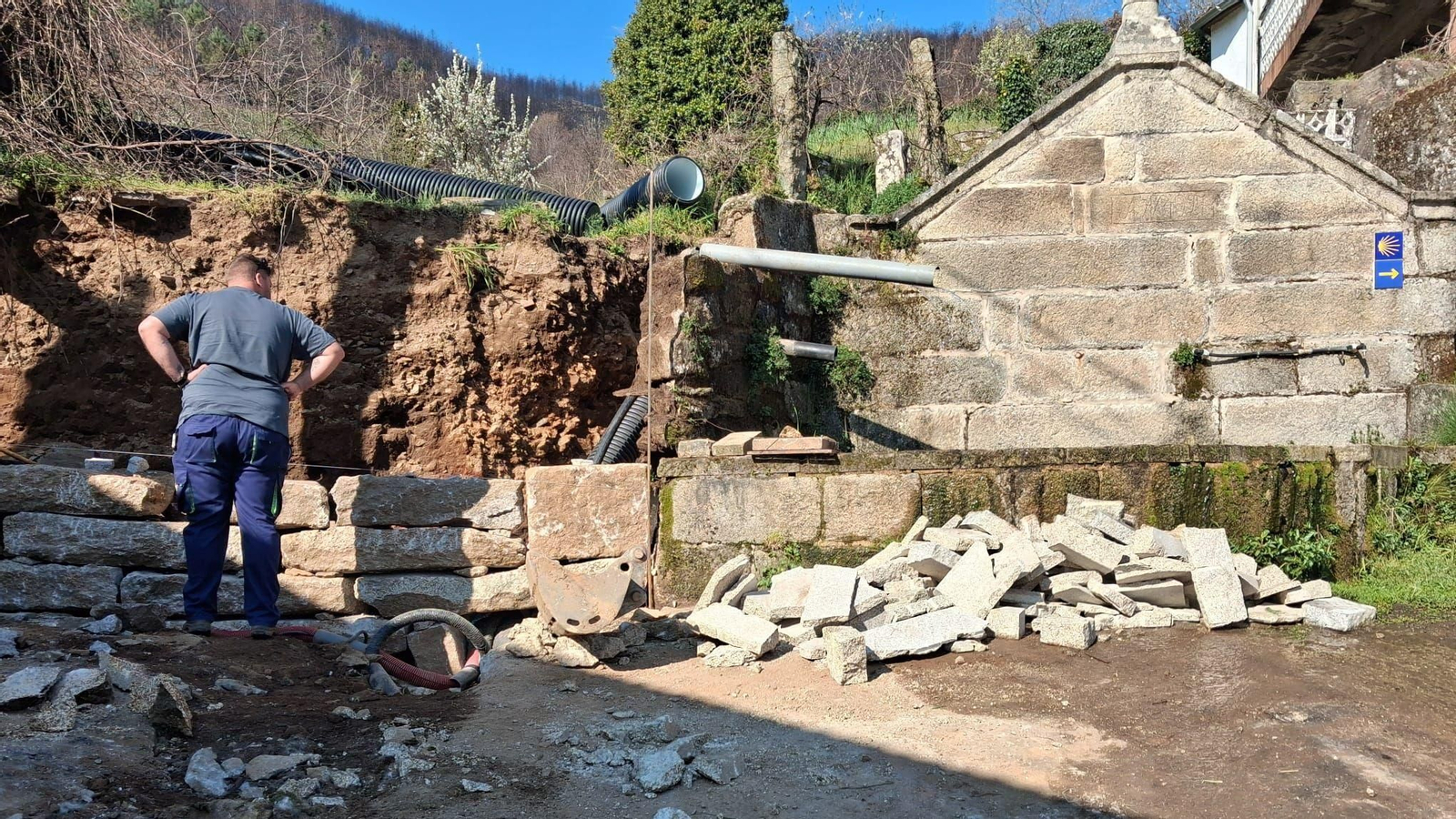 Avance de las obras en la fuenta de Infesta, antiguo lugar de reunión vecinal.