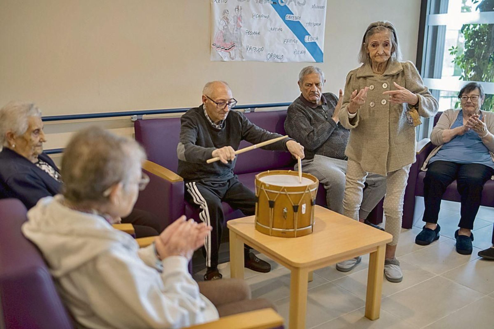 O Juan José tocando o tambor acompañado polo baile de María Luz.