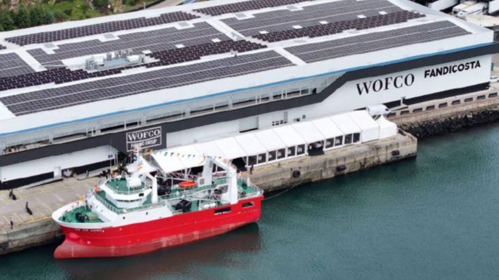 El “Don Juan Álvarez” ante las instalaciones de Wofco en Moaña, en la ría de Vigo.