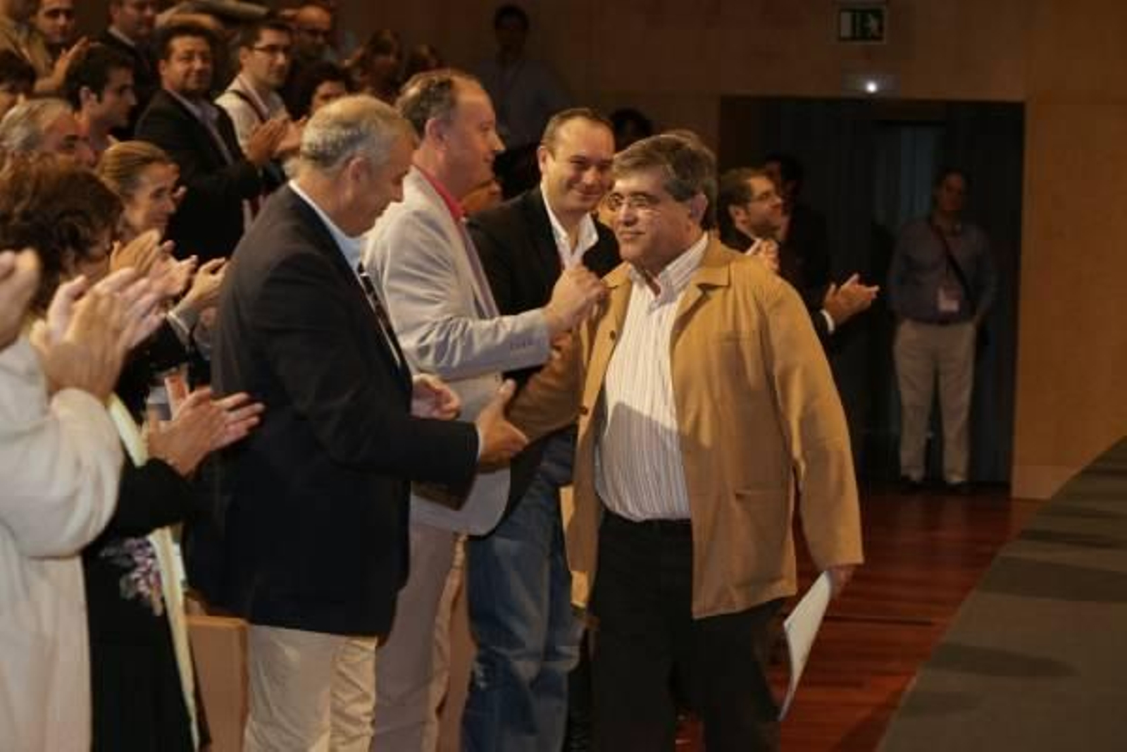 El nuevo secretario del PSOE de Pontevedra, Modesto Pose, lo celebra con Pachi Vázquez. Foto: Vicente