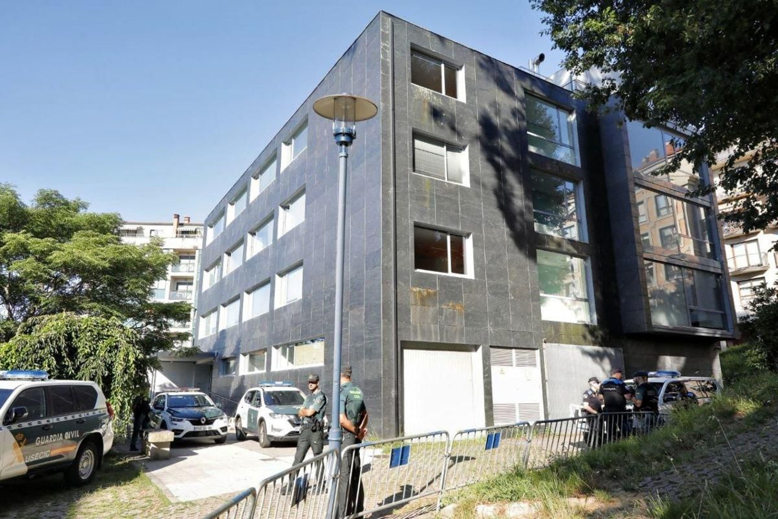 Los juzgados de Cangas permanecieron blindados para evitar incidentes.