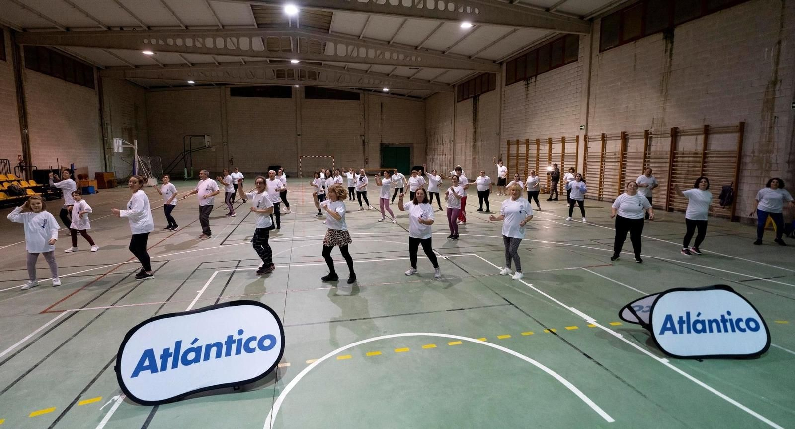 La localidad canguesa de Aldán en una de las actividades de zumba de +Deporte Atlántico promovida por la Asociación Veciñal do Gandón.