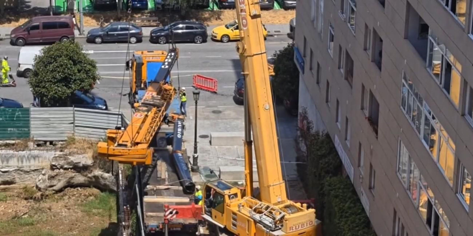 Una grúa para una grúa: así movieron el vehículo que dejó a un operario herido en Vigo