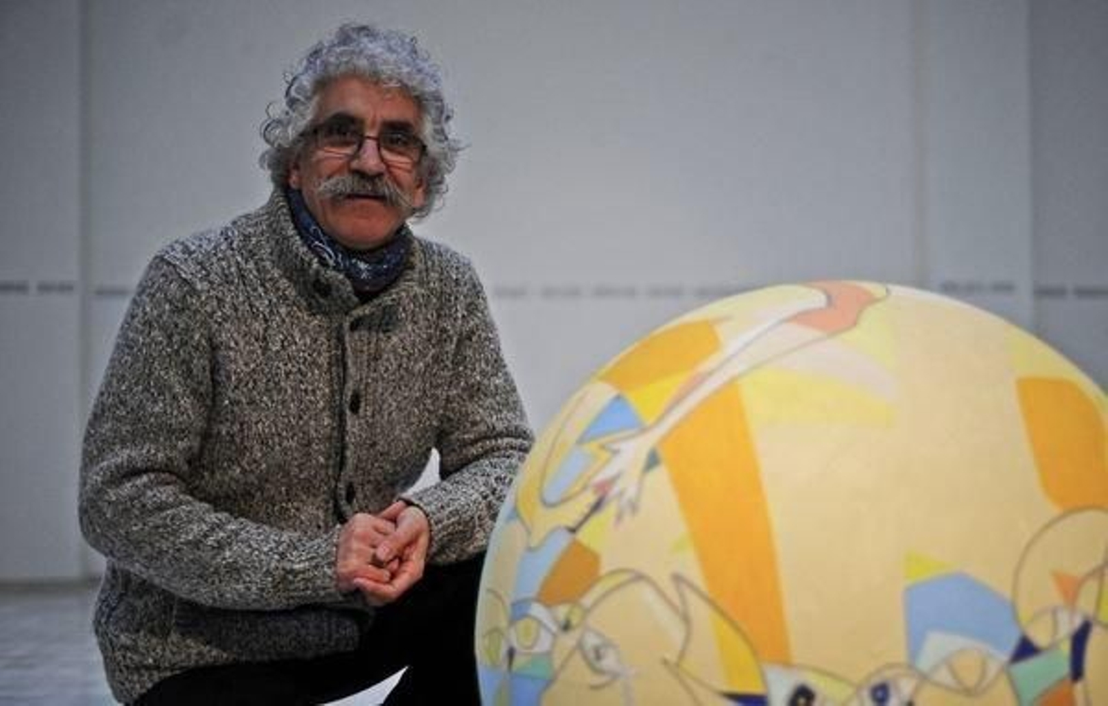 El artista, con una de las obras presentes en la exposición "O eco das amazonas".