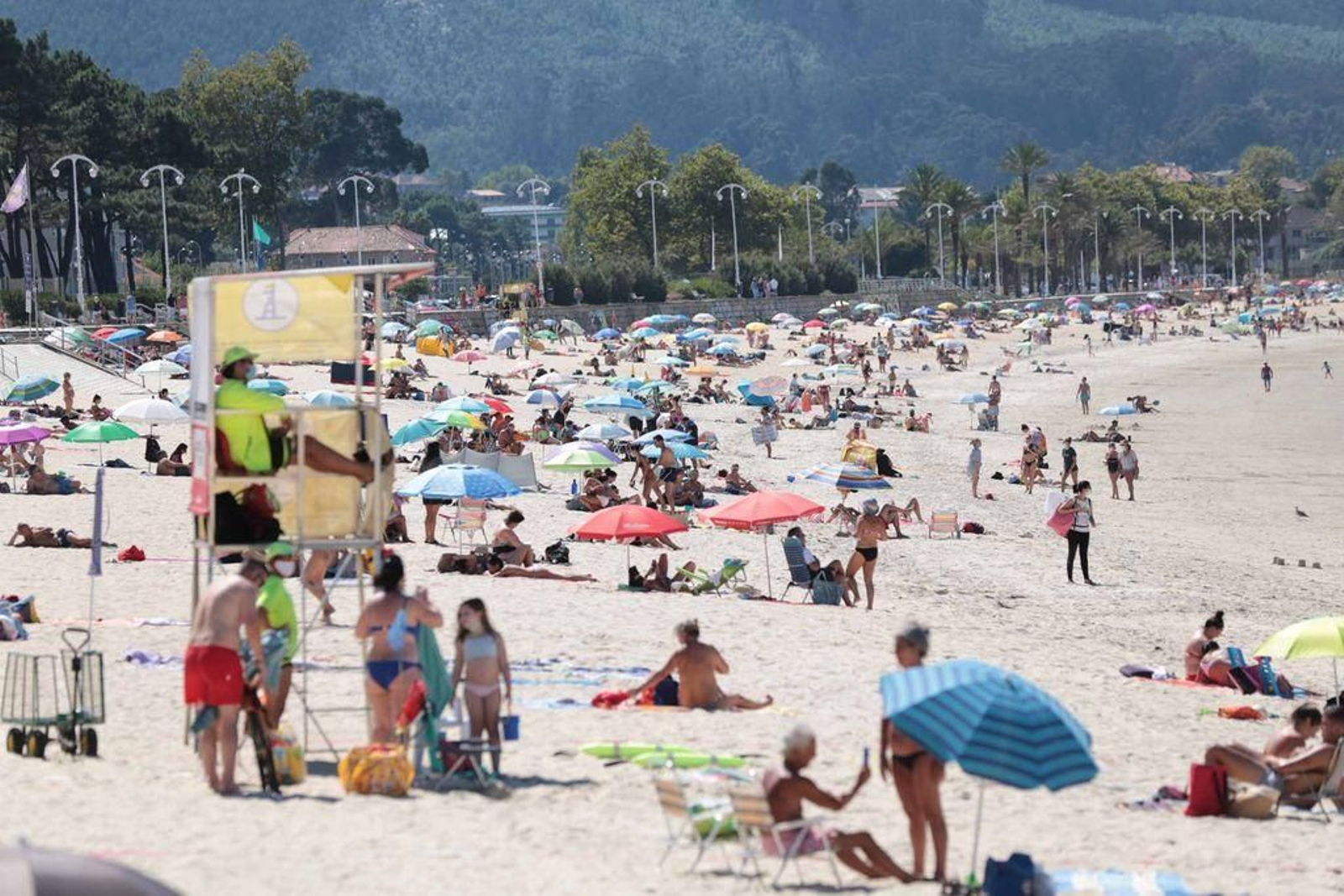 La playa de Samil se llenó un domingo más gracias a las altas temperaturas.