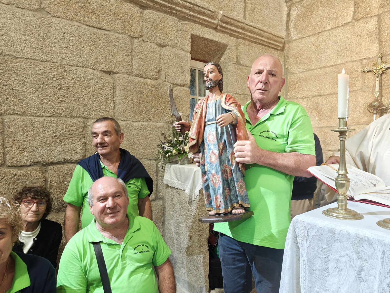 Galería | La fe movió a los devotos a una lluviosa romería de San Bartolomeu en Valadares