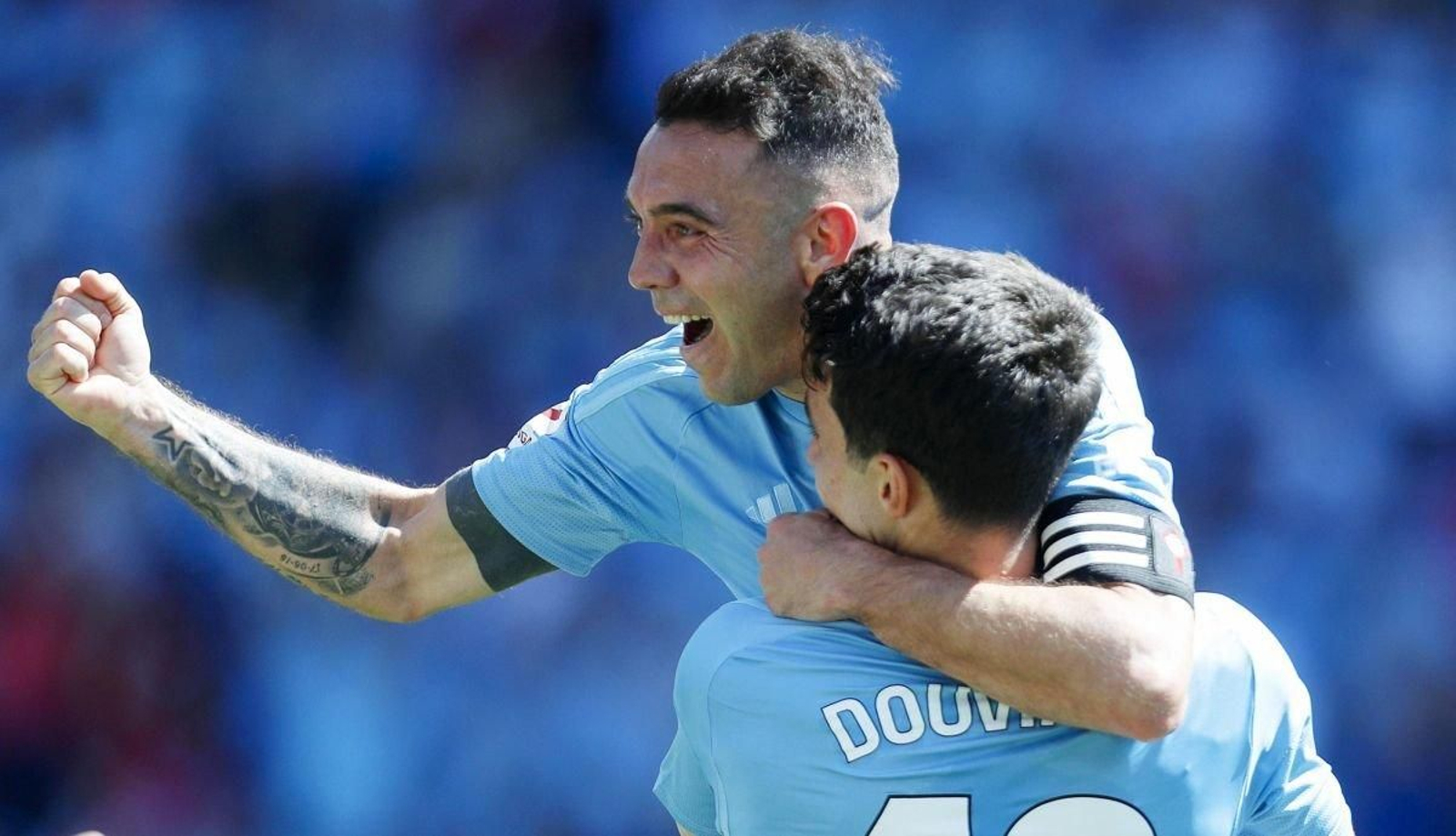 Aspas celebra con euforia su segundo gol ayer en Balaídos, junto a Douvikas, otro de los goleadores ante Las Palmas.