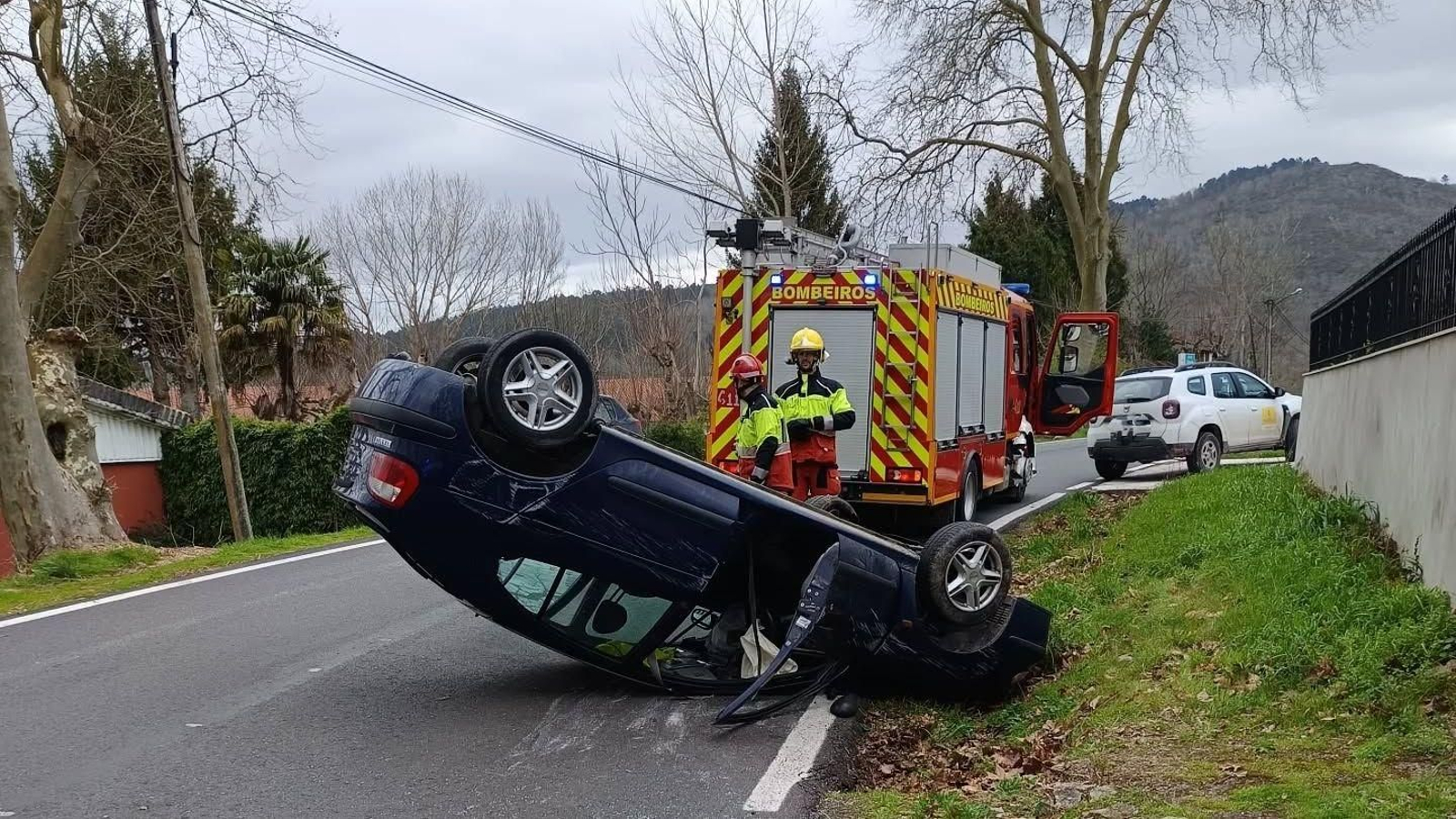 El vehículo accidentado en Requeixa de Valverde