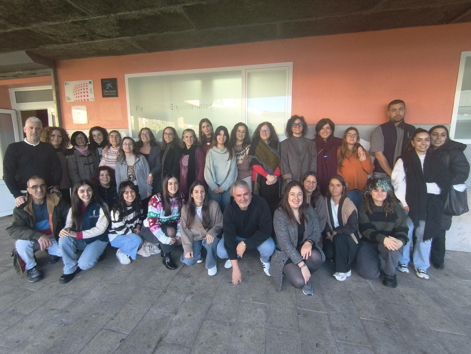 Personal de la Fundación, a las puertas de la sede viguesa.