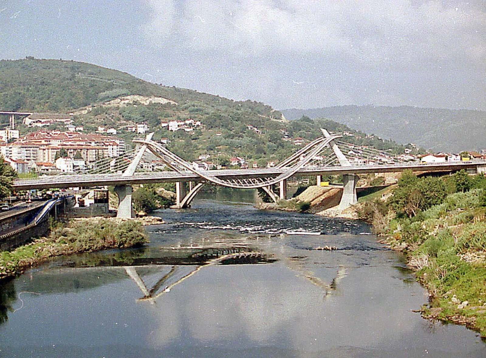 La construcción del emblemático Puente del Milenio hace 25 años cambiaba el skyline de Ourense, en fotos