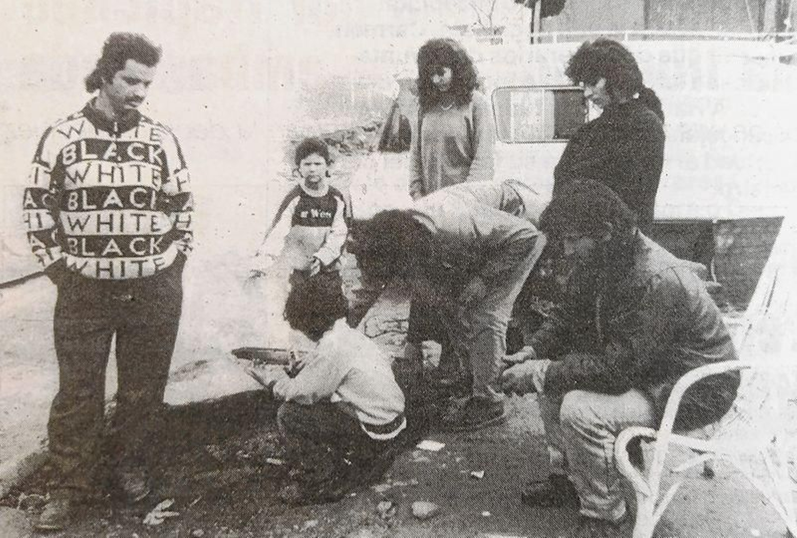 La pareja que dice haber sido apedreada, con unos amigos.