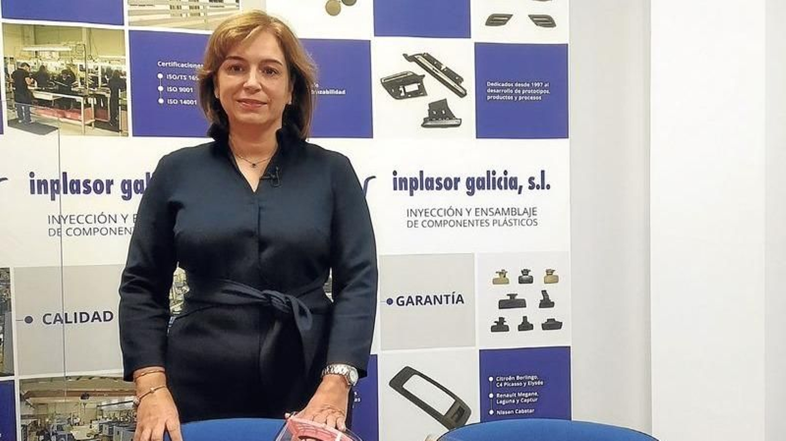 Alicia María Gómez, gerente y propietaria de Inplasor Galicia, con parte del material que fabrica.