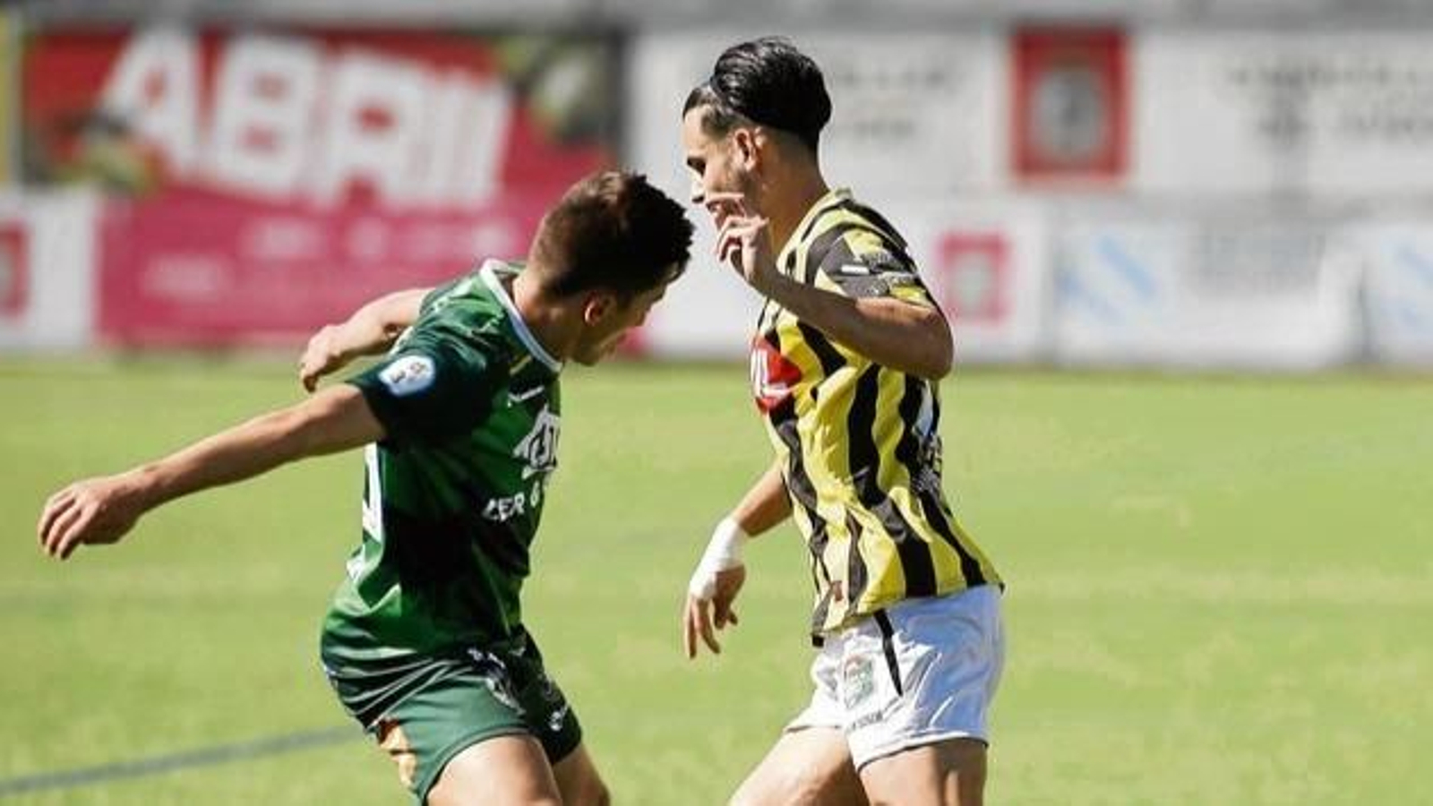 Eimil intenta robar el balón. (AD)