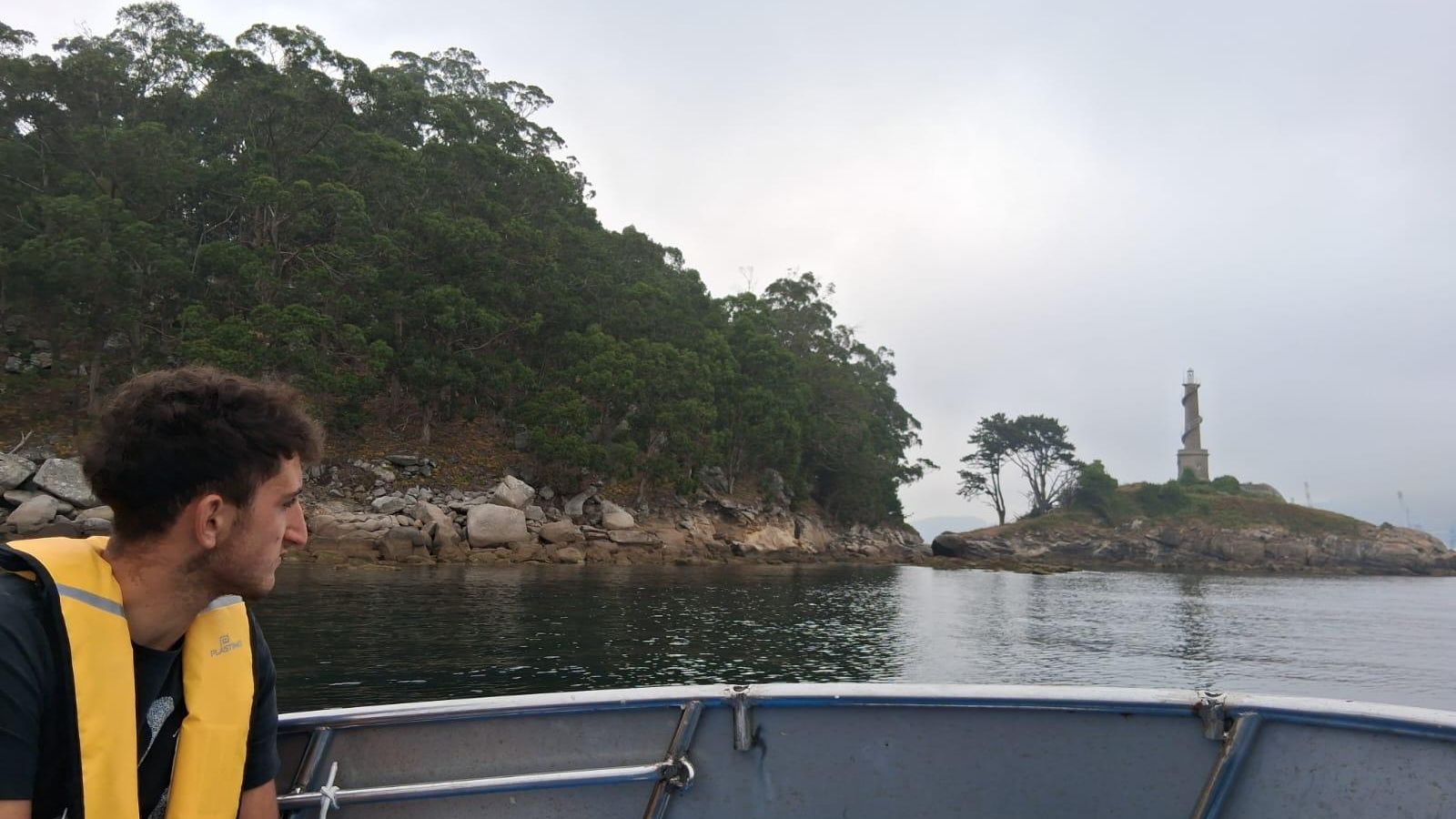 Pablo Santomé navegando en el entorno de la Isla de Tambo a bordo del ‘Abuelo Sebas’.