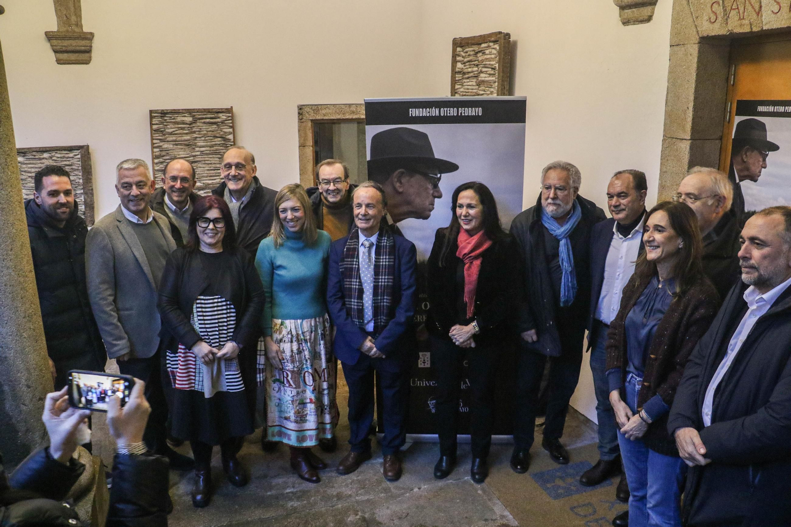 No centro o presidente da Fundación Otero Pedrayo e a directora do documental, xunto ás autoridades.
