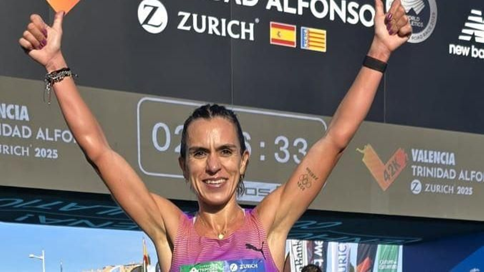 Ester Navarrete levanta los brazos tras cruzar la línea de llegada.