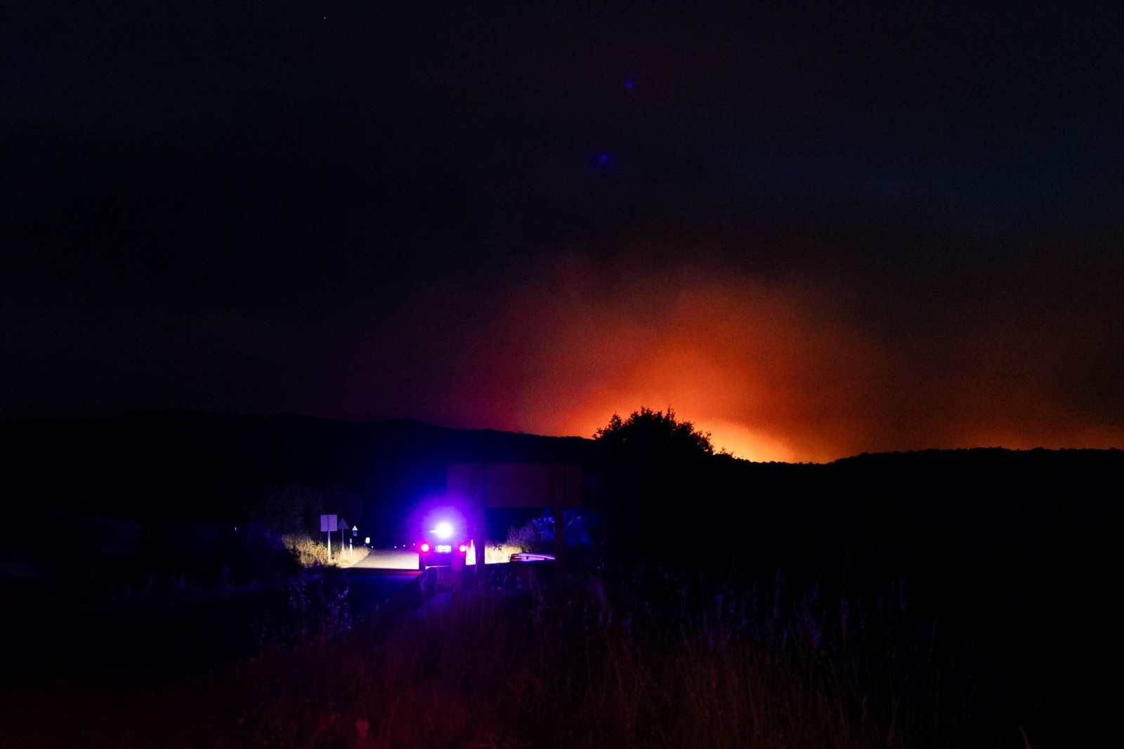 Galería | El incendio forestal de Burgohondo en Ávila se mantiene sin ser controlado, en fotos