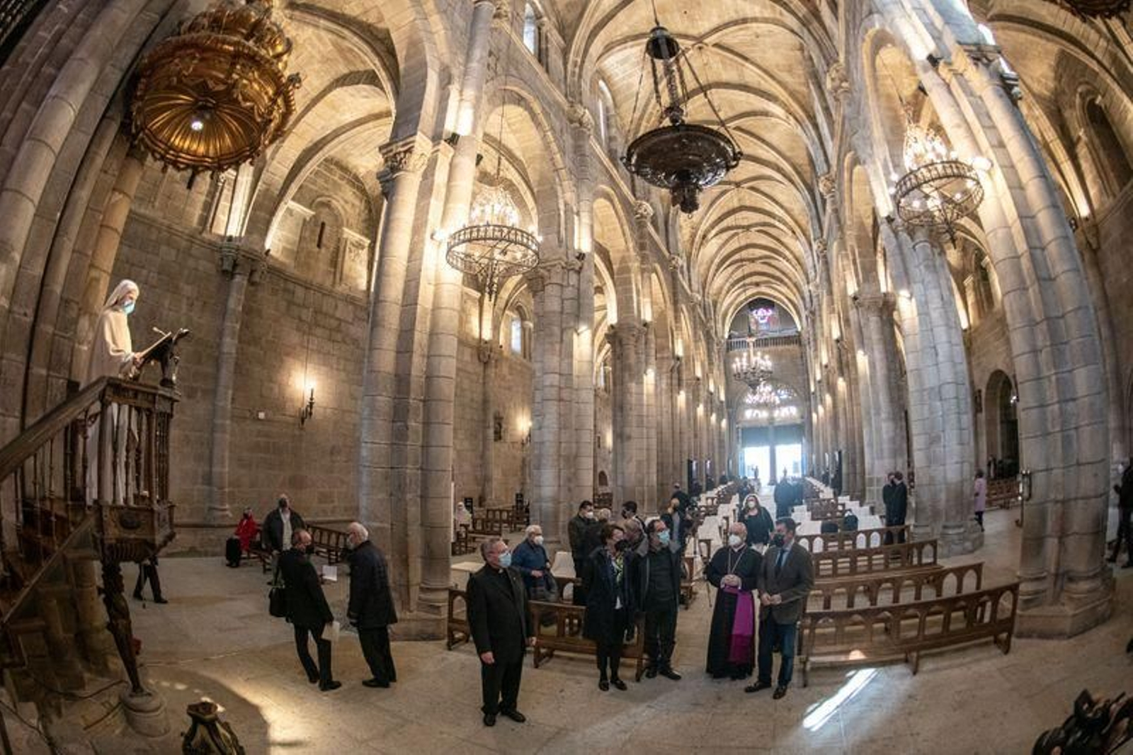 El conselleiro de Cultura, Educación e Universidade, Román Rodríguez, acompañado del delegado territorial de la Xunta en Ourense, Gabriel Alén, visita la Catedral.
Asiste el obispo Leonardo Lemos, el alcalde Gonzalo Pérez Jácome y Armando Ojea. FOTO: ÓSCAR PINAL