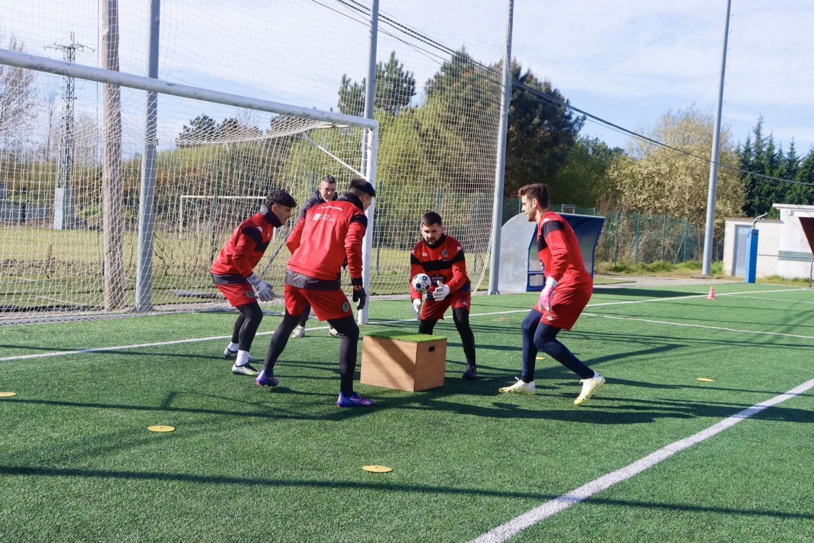 Los porteros del Arenteiro realizan un ejercicio de reflejos durante un entrenamiento.