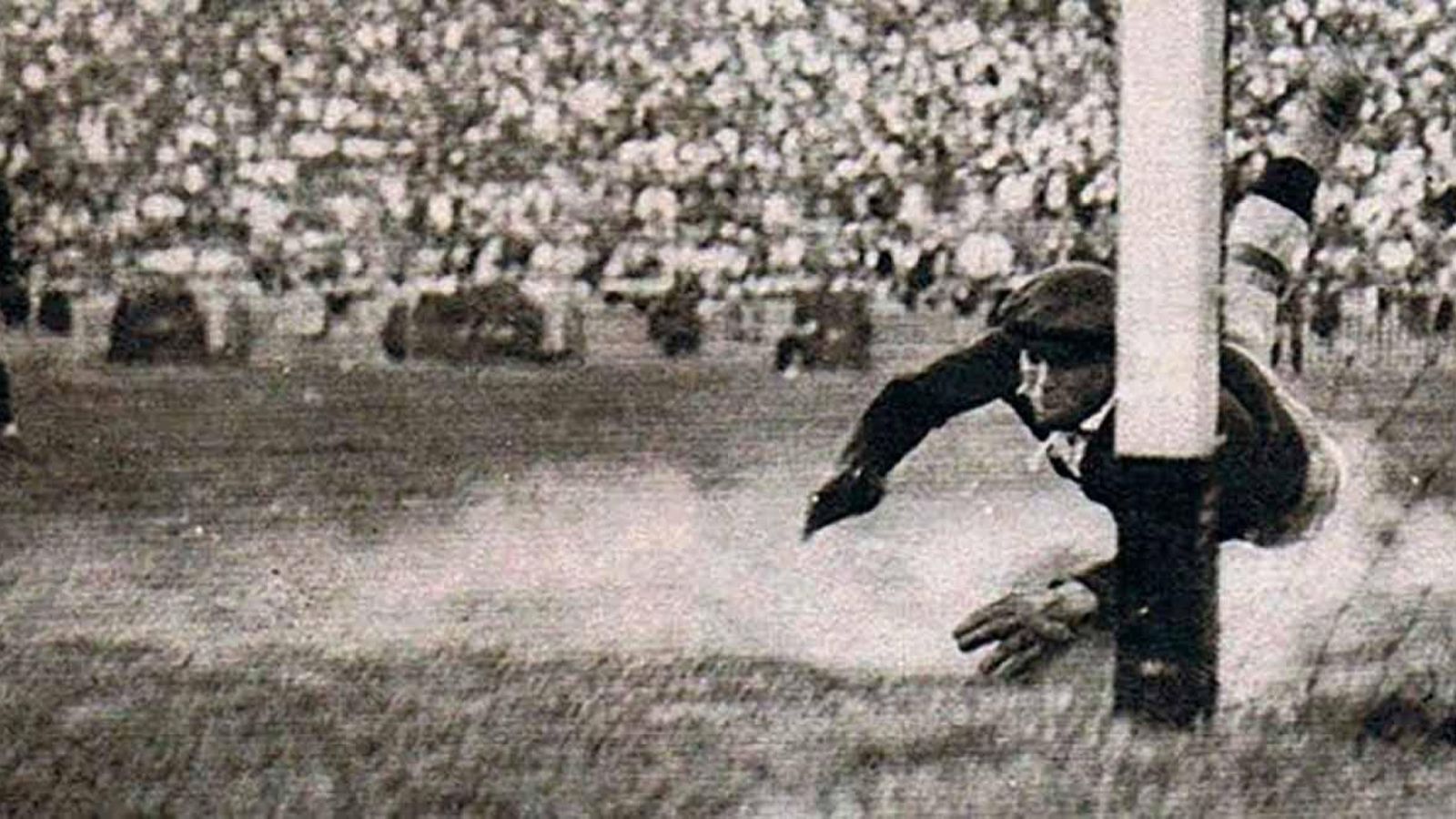 Ricardo Zamora, durante una milagrosa parada en la final de Copa del 1936.