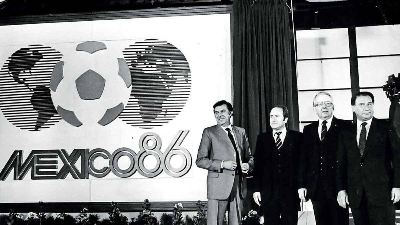 Rafael del Castillo y Guillermo Cañedo, entre otros, al lado del logo del Mundial 86.