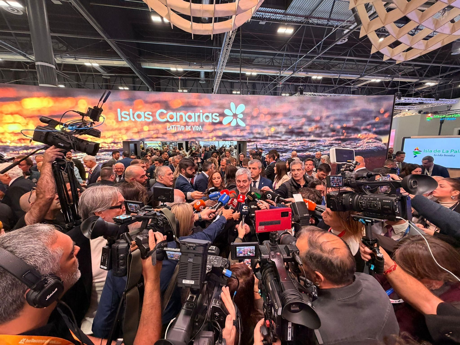 El presidente de Canarias durante su paso por Fitur
