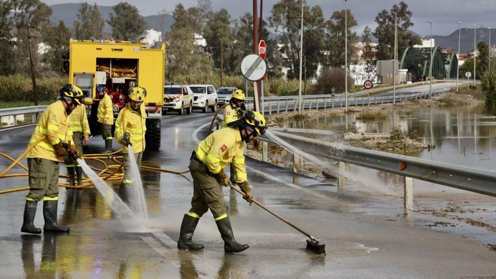 Los miembros del Infoca limpian los daños ocasionados por la borrasca en Málaga.