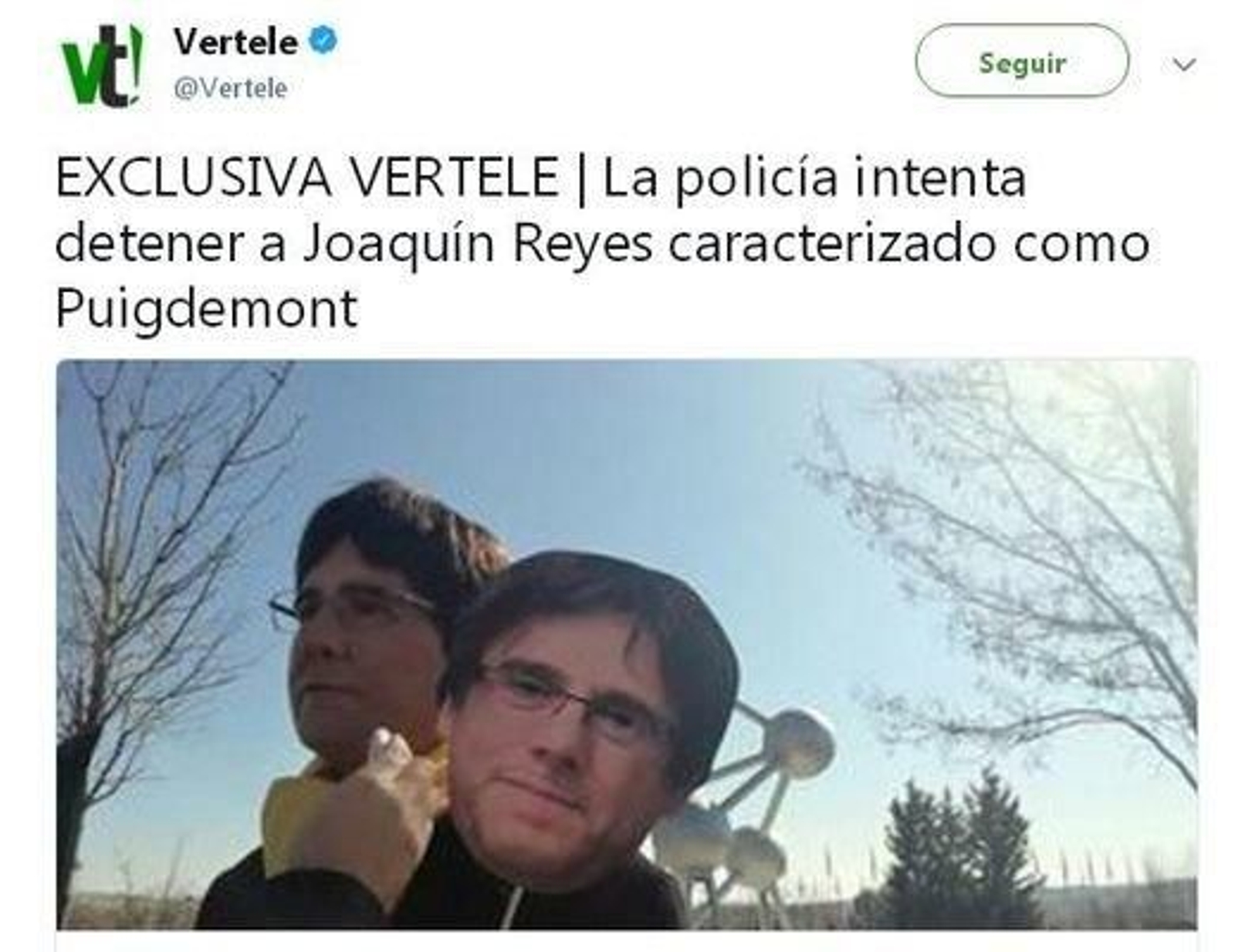 Imagen del tuit de Vertele donde puede verse a Joaquín Reyes caracterizado como Carles Puigdemont.
