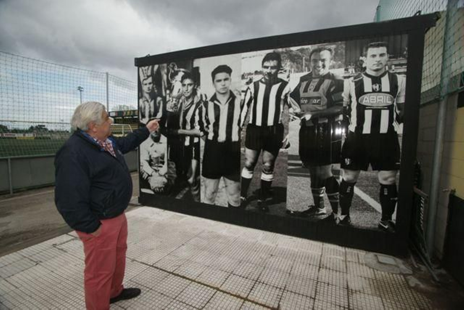 Manuel Seoane, con el panel de los capitanes históricos del Rápido.