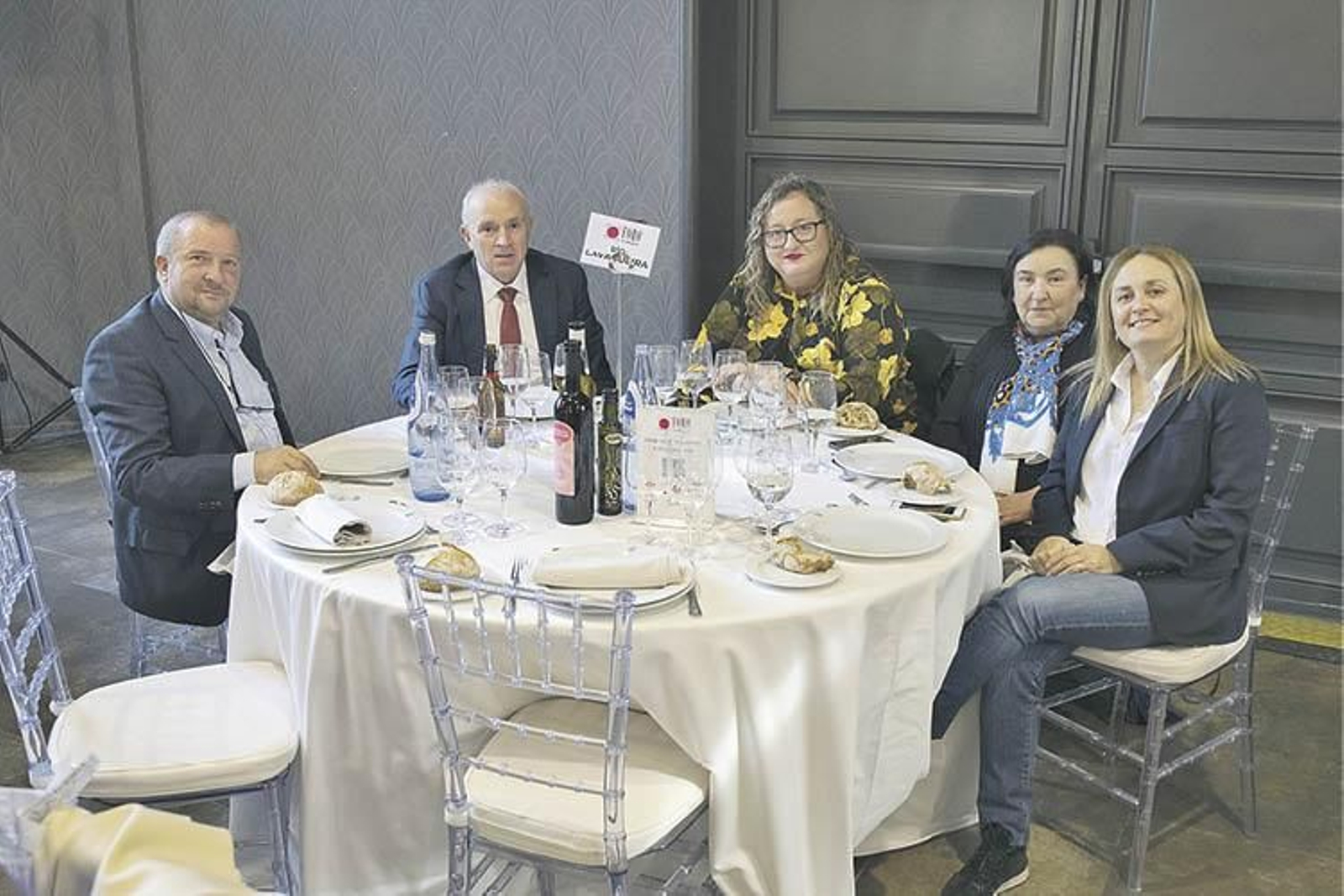 Pepe Cabanelas, gerente de Contenedores Escor; Francisco Doforno, presidente del Pabellón C.F.; Lorena Crespo, jefa de prensa del Partido Popular municipal de Ourense; Pili Caride, concelleira del Partido Popular de O Carballiño, y Chusi Gómez, del Comité Ejecutivo Provincial del Partido Popular.