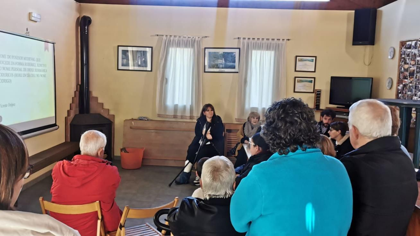 A alcaldesa de Allariz, Cristina Cid, e técnicos de Cultura reunidos cos veciños.