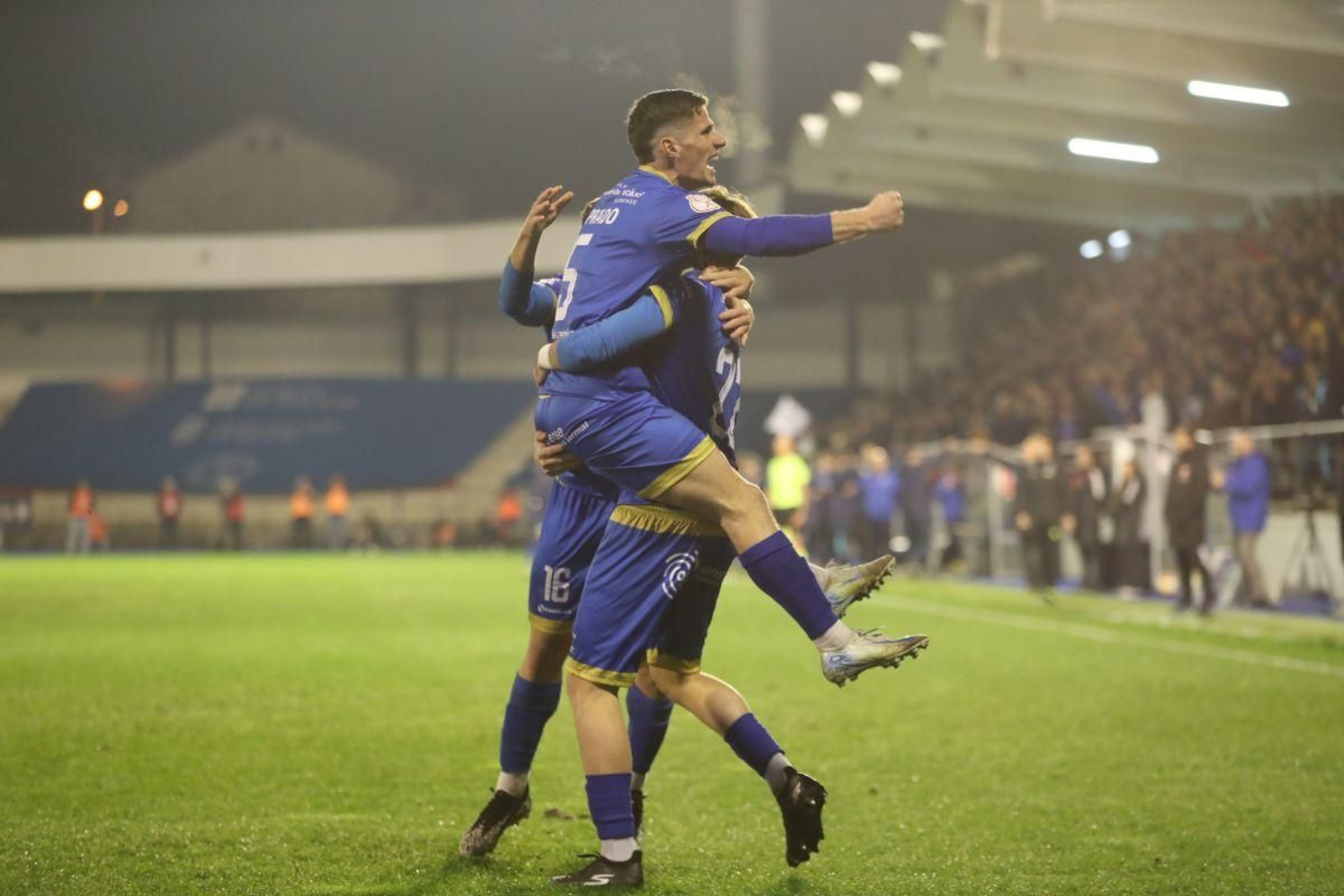 Prado abraza a Yuste tras el gol.