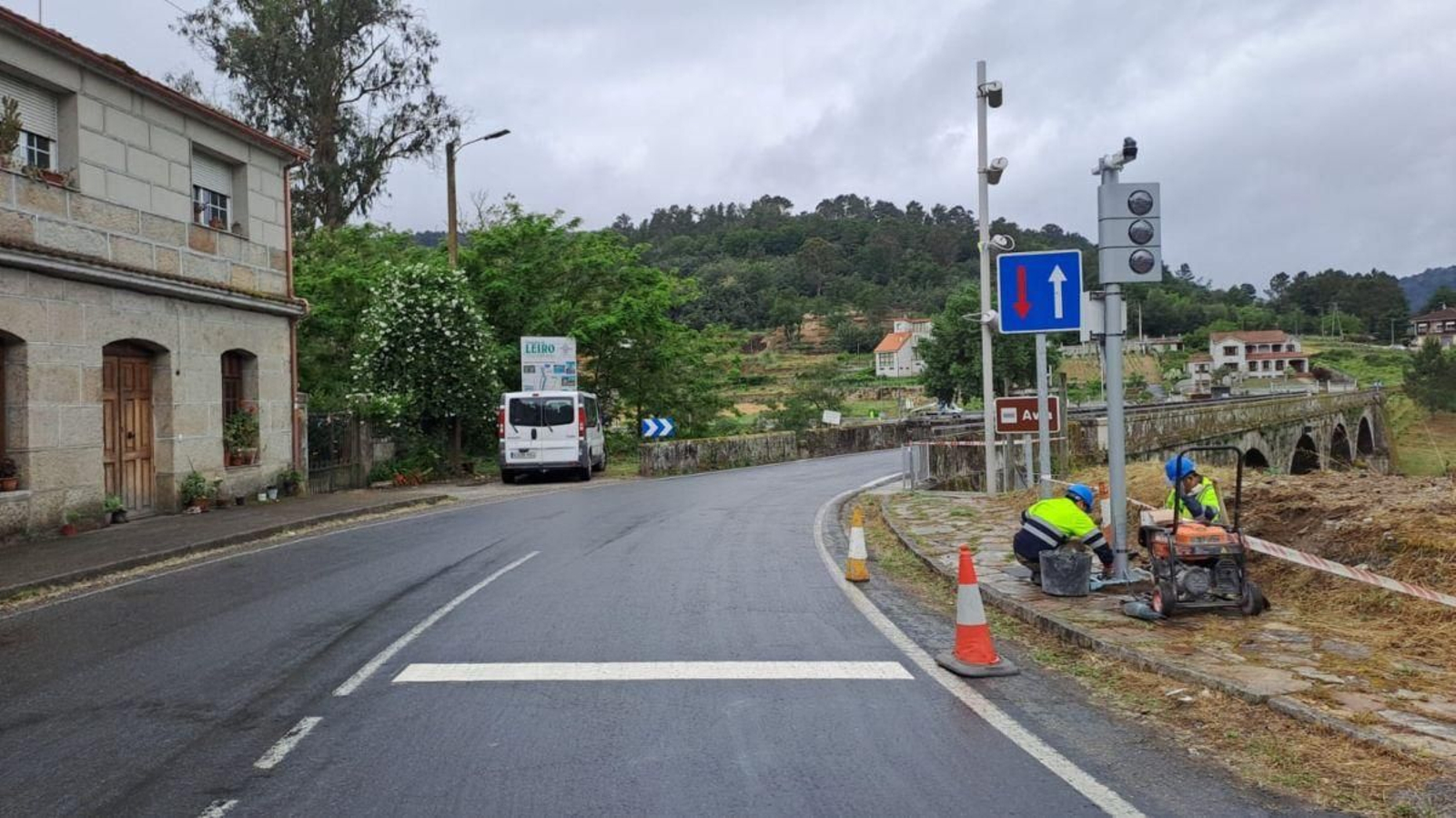 Instalación de los semáforos en el ponte de Esperela.