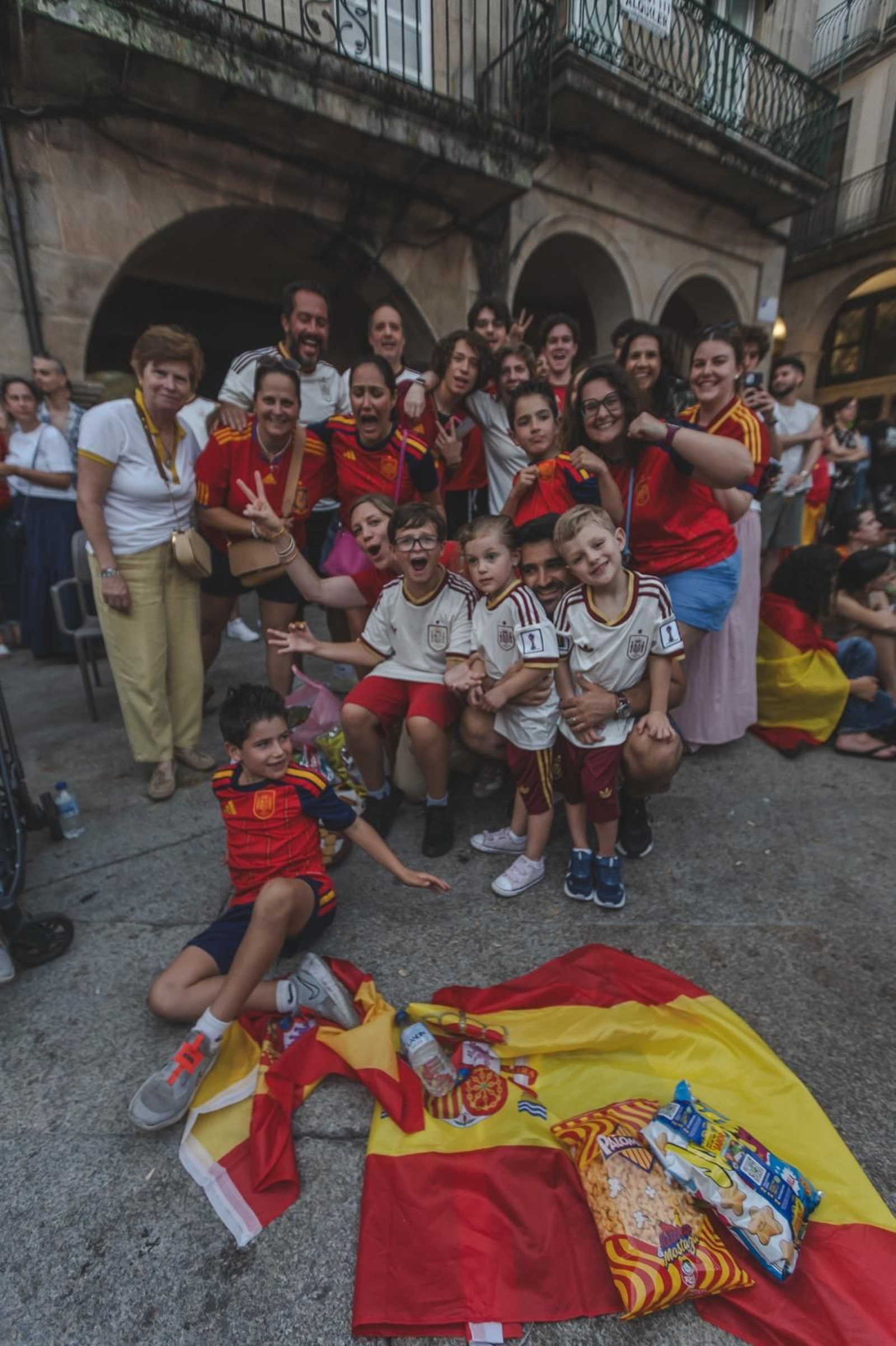 Galería | Camisetas, banderas y las calles de Ourense llenas de emoción por ver a España jugar los cuartos de final, en fotos