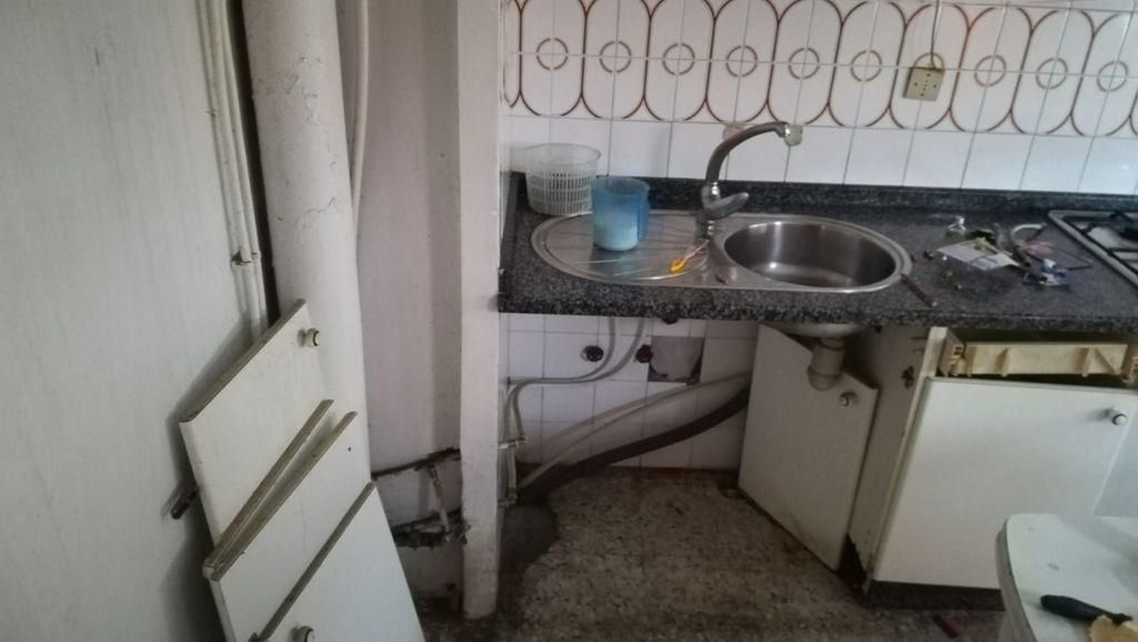 Estado de la cocina del piso alquilado a la familia de gitanos zamoranos.