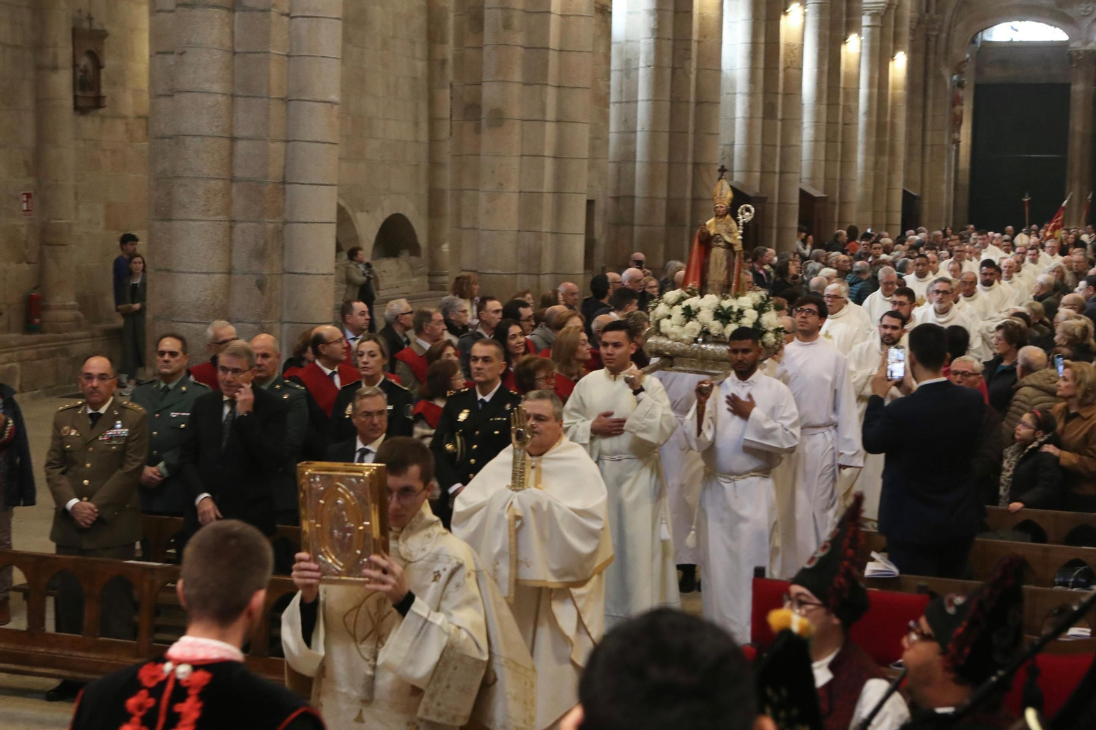 Galería | Devoción por San Martiño en Ourense, el día del patrón