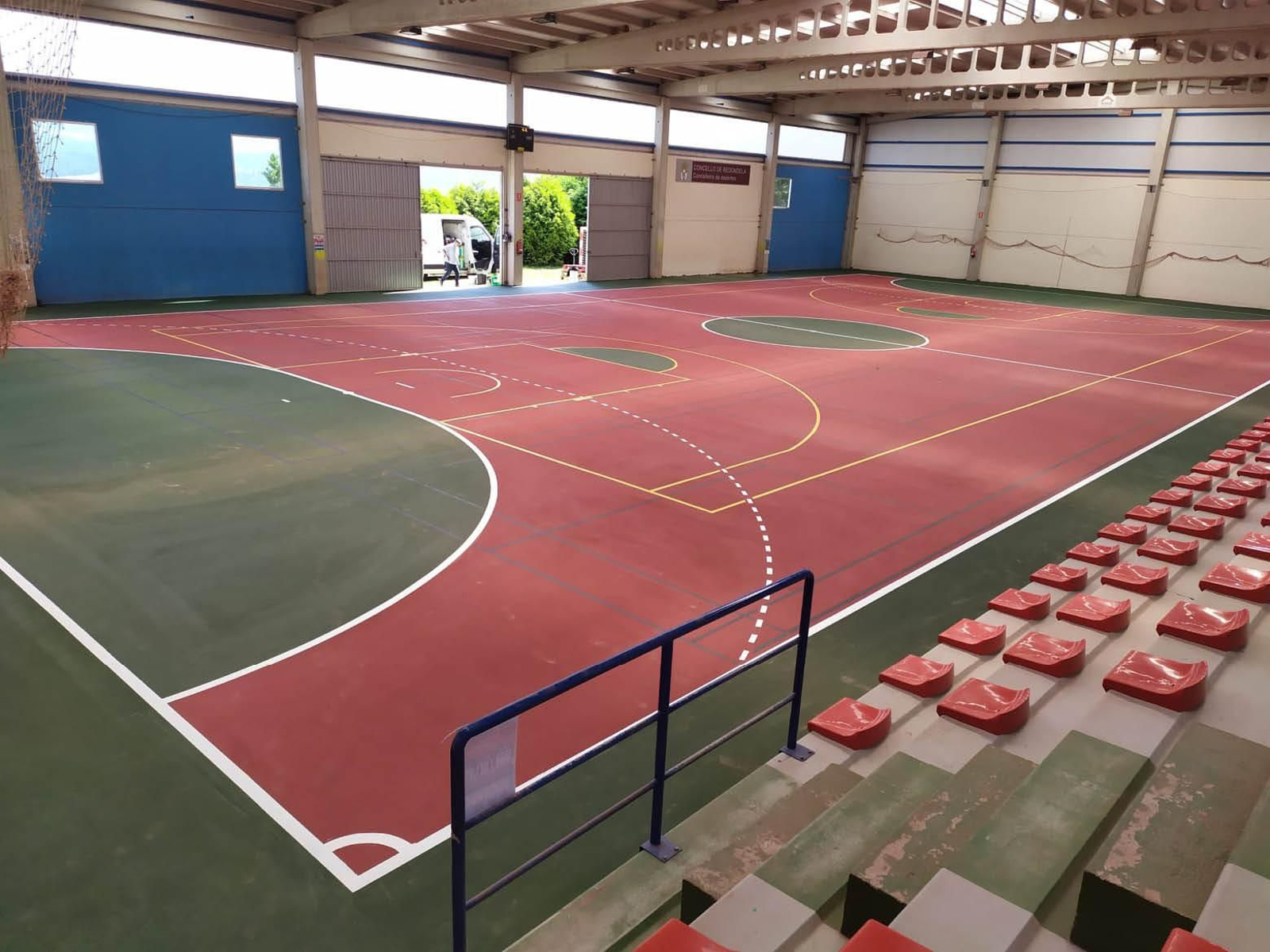 La pista del polideportivo es utilizada por numerosos equipos de toda la parroquia.