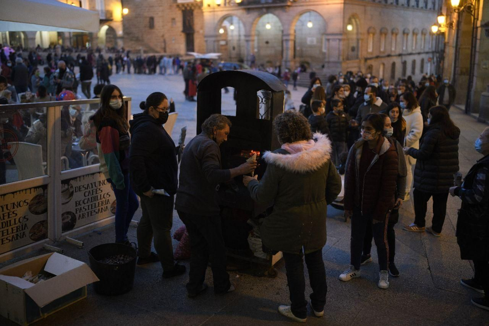 Colas ante las castañeras en el San Martiño. // Óscar Pinal