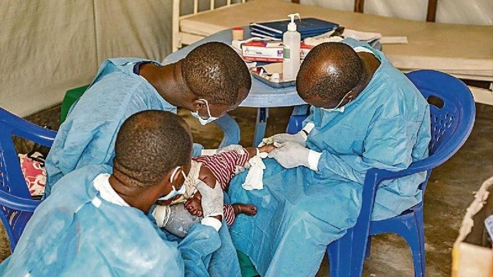 Varios médicos atienden a un niño afectado de mpox en un hospital africano.